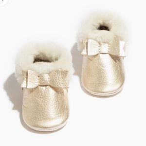 Freshly Picked Platinum Shearling Bow Mocc